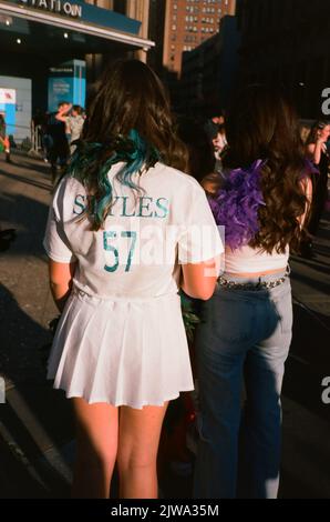 New York, NY, Stati Uniti. 14th ago, 2022. I fan di Harry Styles si sono vestiti per lo spettacolo Love on Tour a New York. (Credit Image: © John Marshall Mantel/ZUMA Press Wire) Foto Stock
