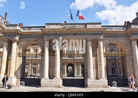 Lo schermo dell'entrata sud del Palais Royale su r. Honoré, che si apre nel Cour de l’Horloge, e la costruzione del Conseil d’Etat Foto Stock