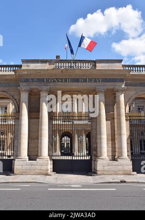 Lo schermo dell'entrata sud del Palais Royale su r. Honoré, che si apre nel Cour de l’Horloge, e la costruzione del Conseil d’Etat Foto Stock