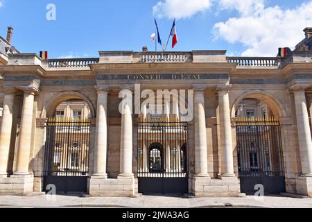 Lo schermo dell'entrata sud del Palais Royale su r. Honoré, che si apre nel Cour de l’Horloge, e la costruzione del Conseil d’Etat Foto Stock