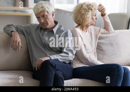 Offeso fastidioso sconvolto maturo coppia più anziana stanco di uno degli altri Foto Stock