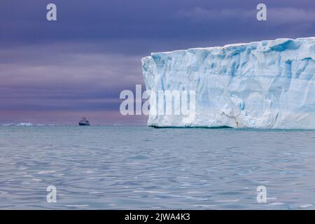 la parete verticale a strapiombo della massiccia scogliera di ghiaccio brasvellbreen al bordo del nordaustlandet nana la nave di spedizione s avventuriero oceano Foto Stock