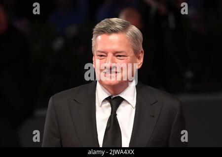 Venezia, Italia. 01st Set, 2022. Ted Sarandos, Co-CEO e Chief Content Officer di Netflix, partecipa al tappeto rosso 'Bardo' al Venice International Film Festival 79th Credit: Stefanie Rex/dpa/Alamy Live News Foto Stock