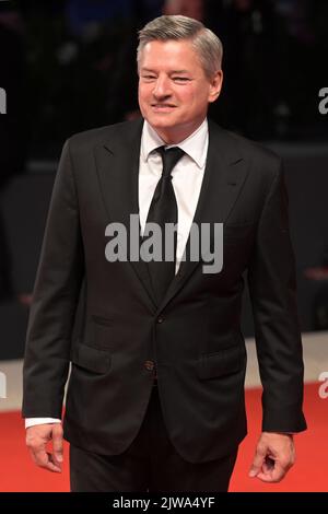 Venezia, Italia. 01st Set, 2022. Ted Sarandos, Co-CEO e Chief Content Officer di Netflix, partecipa al tappeto rosso 'Bardo' al Venice International Film Festival 79th Credit: Stefanie Rex/dpa/Alamy Live News Foto Stock