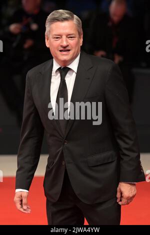 Venezia, Italia. 01st Set, 2022. Ted Sarandos, Co-CEO e Chief Content Officer di Netflix, partecipa al tappeto rosso 'Bardo' al Venice International Film Festival 79th Credit: Stefanie Rex/dpa/Alamy Live News Foto Stock