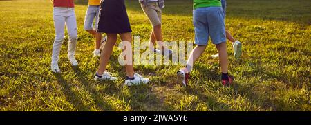 Gruppo di bambini che giocano nel parco, ballano e si divertono Foto Stock