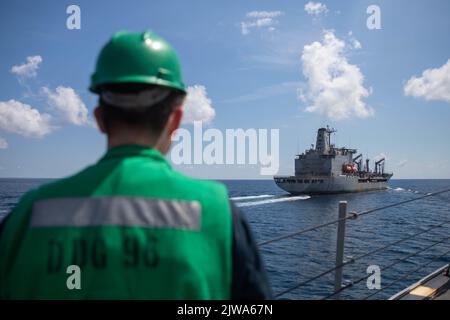 220903-N-QI593-3127 OCEANO ATLANTICO (SETT. 3, 2022) il cacciatorpediniere missilistico guidato di classe Arleigh Burke USS Bainbridge (DDG 96) si avvicina all'oliatore di rifornimento in corso di classe Henry J. Kaiser USNS Patuxent (T-AO-201) durante un rifornimento in mare nell'Oceano Atlantico, 3 settembre 2022. Bainbridge opera come parte del Gruppo Harry S. Truman Strike nell'Oceano Atlantico a sostegno delle operazioni navali per mantenere la stabilità e la sicurezza marittima al fine di garantire l'accesso, scoraggiare l'aggressione e difendere gli interessi degli Stati Uniti, alleati e partner. (STATI UNITI Foto Navy di Mass Communication Specialist 3rd Class Ele Foto Stock