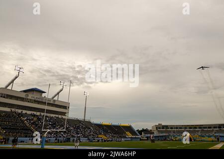 Una B-52H Stratofortress assegnata alla base dell'aeronautica militare di Minot, North Dakota, vola sopra A.W. Mumford Stadium prima dell'inizio di una partita di calcio universitaria a Baton Rouge, la., 3 settembre 2022. L'evento si è tenuto per promuovere il reclutamento e mettere in evidenza il progetto Tuskegee di Air Force Global Strike. (STATI UNITI Foto dell'aeronautica militare di Senior Airman Evan Lichtenhan) Foto Stock