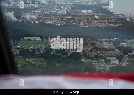 Una B-52H Stratofortress assegnata alla base dell'aeronautica militare di Minot, North Dakota, vola sopra A.W. Mumford Stadium prima dell'inizio di una partita di calcio universitaria a Baton Rouge, la., 3 settembre 2022. L'evento si è tenuto per promuovere il reclutamento e mettere in evidenza il progetto Tuskegee di Air Force Global Strike. (STATI UNITI Foto dell'aeronautica militare di Senior Airman Zachary Wright) Foto Stock