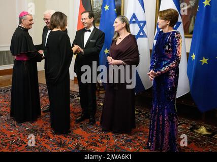 Berlino, Germania. 04th Set, 2022. Il Presidente tedesco Frank-Walter Steinmeier (l), sua moglie Elke Büdenbender (r) e Izchak Herzog, Presidente di Israele, accolgono a un banchetto di Stato a Palazzo Bellevue l'Arcivescovo Nikola Eterovic, Nunzio Apostolico presso la Repubblica federale di Germania, e il Ministro degli esteri Annalena Baerbock (Bündnis 90/Die Grünen), E sua moglie Michal Herzog. Il presidente israeliano e sua moglie sono in Germania per una visita di Stato di tre giorni. Credit: Bernd von Jutrczenka/dpa/Alamy Live News Foto Stock