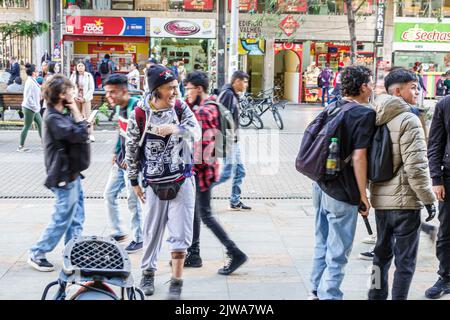 Bogota Colombia, Santa Fe, vicino a Santander Park Parque Santander ispanici adolescenti adolescenti adolescenti adolescenti ragazzi ragazzi con una vera pistola Foto Stock