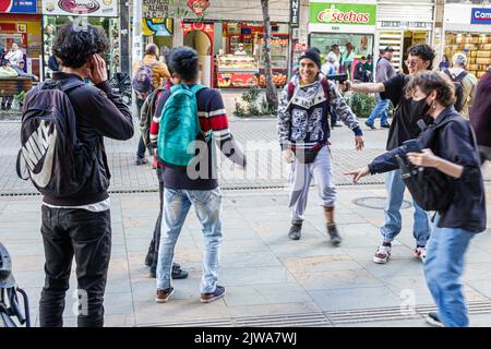 Bogota Colombia, Santa Fe, vicino a Santander Park Parque Santander ispanici adolescenti adolescenti adolescenti adolescenti ragazzi ragazzi con una vera pistola Foto Stock