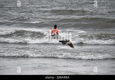 Mumbai, India. 04th Set, 2022. Un devoto porta idolo di Dio indù Ganesh a testa di elefante per l'immersione alla spiaggia di Juhu a Mumbai. Ganapati immersion è un festival di dieci giorni che si è concluso il 9th settembre 2022. Credit: SOPA Images Limited/Alamy Live News Foto Stock