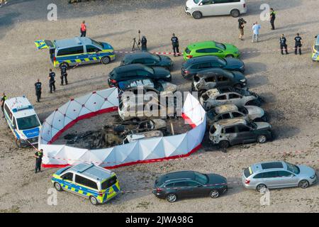 Duisburg, Germania. 04th Set, 2022. Veicoli bruciati dopo l'incidente di un piccolo aereo. Credit: Christoph Reichwein/dpa - ATTENTION: The crash site has been pixelated on the instructions of the poliziotto./dpa/Alamy Live News Foto Stock