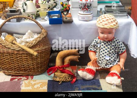 Haifa, Israele - 02 settembre 2022, bambola del bambino di fabbricazione sovietica nello stile degli anni settanta in un cappello lavorato a maglia e vestito su un tavolo in un mercato delle pulci. Foto Stock