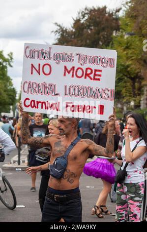 NOTTING HILL, LONDRA, INGHILTERRA - 29 agosto 2022: Manifestanti anti della vaccinazione il secondo giorno del Carnevale di Notting Hill 2022 Foto Stock