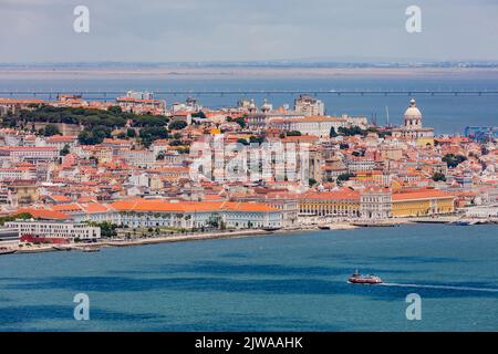 Panorama della città vecchia di Lisbona visto dal punto di vista di Cristo Rei, Lisbona, Portogallo Foto Stock