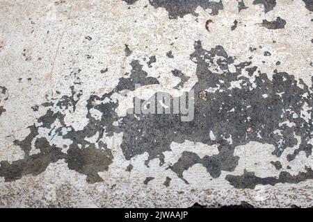 Struttura grigia astratta di un vecchio muro di cemento con fessure e crepe ruvide per uno sfondo Foto Stock