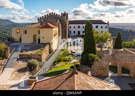 La Fortezza del Castello e la Chiesa di Castelo de Palmela sopra la città omonima, Portogallo Foto Stock