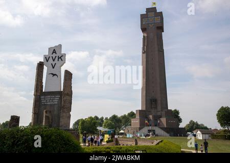 L'immagine mostra la Ijzertoren - Yser Tower, durante l'edizione 95th dell'Ijzerbedevaart (pellegrinaggio dell'Yser), un evento annuale in memoria dei soldati fiamminghi uccisi durante la prima guerra mondiale, a Diksmuide, domenica 04 settembre 2022. Inizialmente influenzata dal pacifismo, divenne sempre più associata al movimento fiammingo. Si tratta, al contempo, di un incontro politico che si adforza per l'autonomia politica fiamminga. Gli obiettivi dell'incontro annuale sono 'No More War', 'Autonomy' e 'Truce of God'. FOTO DI BELGA NICOLAS MAETERLINCK Foto Stock