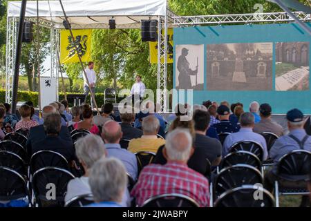 L'immagine mostra l'edizione 95th dell'Ijzerbedevaart (pellegrinaggio dello Yser), evento annuale in memoria dei soldati fiamminghi uccisi durante la prima guerra mondiale, a Diksmuide, domenica 04 settembre 2022. Inizialmente influenzata dal pacifismo, divenne sempre più associata al movimento fiammingo. Si tratta, al contempo, di un incontro politico che si adforza per l'autonomia politica fiamminga. Gli obiettivi dell'incontro annuale sono 'No More War', 'Autonomy' e 'Truce of God'. FOTO DI BELGA NICOLAS MAETERLINCK Foto Stock