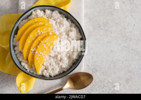 mango fresco maturo e riso appiccicoso con latte di cocco Foto Stock