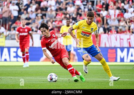 Koji Miyoshi di Anversa e Roman Neustadter di Westerlo hanno mostrato in azione durante una partita di calcio tra il Royal Antwerp FC RAFC e il KVC Westerlo, domenica 04 settembre 2022 ad Anversa, una partita il giorno 7 della prima divisione del campionato belga della 'Jupiler Pro League' del 2022-2023. BELGA FOTO TOM GOYVAERTS Foto Stock