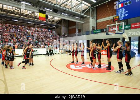 L'immagine mostra l'inizio di un gioco di basket amichevole tra la nazionale belga delle donne i gatti belgi e la Francia, domenica 04 settembre 2022 a Kortrijk. FOTO DI BELGA JAMES ARTHUR GEKIERE Foto Stock