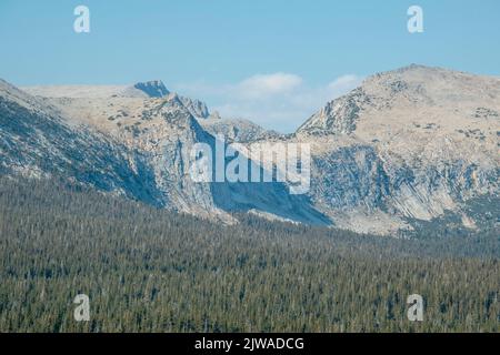 Le vedute dalla cima del Lembert Dome nel Parco Nazionale di Yosemite sono incredibili. Foto Stock