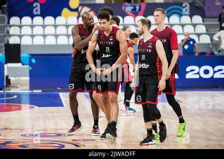 I giocatori belgi festeggiano dopo aver vinto la partita tra la Spagna e i Lions belgi, giocate tre dei cinque nel gruppo A all'EuroBasket 2022, domenica 04 settembre 2022, al Palazzo dello Sport di Tbilisi, a Tbilisi, Georgia. Il Campionato europeo di pallacanestro si svolge dal 1 settembre al 18 settembre. FOTO DI BELGA NIKOLA KRSTIC Foto Stock