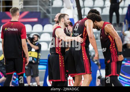 I giocatori belgi festeggiano dopo aver vinto la partita tra la Spagna e i Lions belgi, giocate tre dei cinque nel gruppo A all'EuroBasket 2022, domenica 04 settembre 2022, al Palazzo dello Sport di Tbilisi, a Tbilisi, Georgia. Il Campionato europeo di pallacanestro si svolge dal 1 settembre al 18 settembre. FOTO DI BELGA NIKOLA KRSTIC Foto Stock