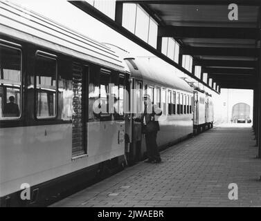 Vista delle facciate di alcune case sul Weerdzijde Oudegracht a Utrecht. Foto Stock