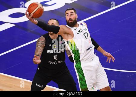 COLONIA, GERMANIA - 4 SETTEMBRE 2022: Daniel Theis vs Jonas Valančiūnas. La partita di pallacanestro di Eurobasket 2022 Lituania vs Germania Foto Stock