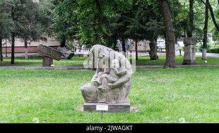 Bishkek, Kirghizistan - Maggio 2022: Parco cittadino di Bishkek pieno di statue e sculture di vari artisti. City Park è una destinazione popolare per i locali Foto Stock