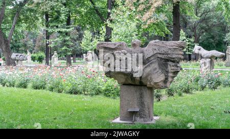 Bishkek, Kirghizistan - Maggio 2022: Parco cittadino di Bishkek pieno di statue e sculture di vari artisti. City Park è una destinazione popolare per i locali Foto Stock