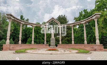 Bishkek-Kirghizstan - Maggio 2022: Statua di Kurmanzhan Datka in un parco cittadino. Quando suo marito morì, divenne la leader di Kyrygzstan. Foto Stock