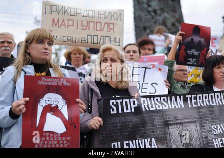 Lviv, Ucraina. 04th Set, 2022. Parenti e amici dei difensori di 'Azovstal' hanno cartelli che esprimono le loro opinioni in un raduno con una chiamata a salvare i difensori di 'Azovstal' catturati dalle truppe russe. I manifestanti hanno chiesto la tutela dei loro diritti e hanno fatto tutto il possibile per uno scambio rapido di prigionieri di guerra per salvare vite umane. I funzionari russi hanno detto che 53 prigionieri di guerra ucraini sono stati uccisi il 29 luglio in un attacco al complesso di Olenivka per il quale Ucraina e Russia si biasimano a vicenda. Credit: SOPA Images Limited/Alamy Live News Foto Stock