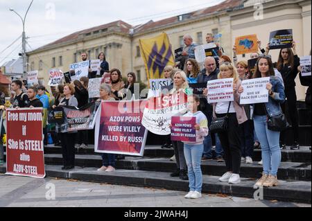 Lviv, Ucraina. 04th Set, 2022. Parenti e amici dei difensori di 'Azovstal' hanno cartelli che esprimono le loro opinioni in un raduno con una chiamata a salvare i difensori di 'Azovstal' catturati dalle truppe russe. I manifestanti hanno chiesto la tutela dei loro diritti e hanno fatto tutto il possibile per uno scambio rapido di prigionieri di guerra per salvare vite umane. I funzionari russi hanno detto che 53 prigionieri di guerra ucraini sono stati uccisi il 29 luglio in un attacco al complesso di Olenivka per il quale Ucraina e Russia si biasimano a vicenda. Credit: SOPA Images Limited/Alamy Live News Foto Stock