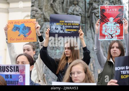 Lviv, Ucraina. 04th Set, 2022. Parenti e amici dei difensori di 'Azovstal' hanno cartelli che esprimono le loro opinioni in un raduno con una chiamata a salvare i difensori di 'Azovstal' catturati dalle truppe russe. I manifestanti hanno chiesto la tutela dei loro diritti e hanno fatto tutto il possibile per uno scambio rapido di prigionieri di guerra per salvare vite umane. I funzionari russi hanno detto che 53 prigionieri di guerra ucraini sono stati uccisi il 29 luglio in un attacco al complesso di Olenivka per il quale Ucraina e Russia si biasimano a vicenda. Credit: SOPA Images Limited/Alamy Live News Foto Stock