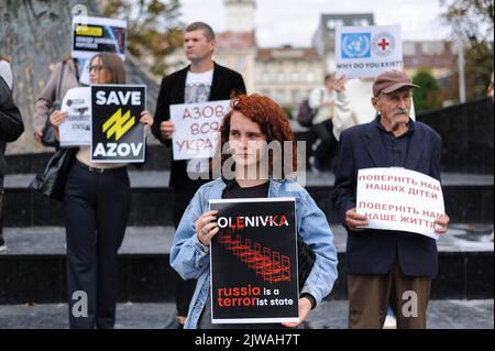 Lviv, Ucraina. 04th Set, 2022. Parenti e amici dei difensori di 'Azovstal' hanno cartelli che esprimono le loro opinioni in un raduno con una chiamata a salvare i difensori di 'Azovstal' catturati dalle truppe russe. I manifestanti hanno chiesto la tutela dei loro diritti e hanno fatto tutto il possibile per uno scambio rapido di prigionieri di guerra per salvare vite umane. I funzionari russi hanno detto che 53 prigionieri di guerra ucraini sono stati uccisi il 29 luglio in un attacco al complesso di Olenivka per il quale Ucraina e Russia si biasimano a vicenda. Credit: SOPA Images Limited/Alamy Live News Foto Stock