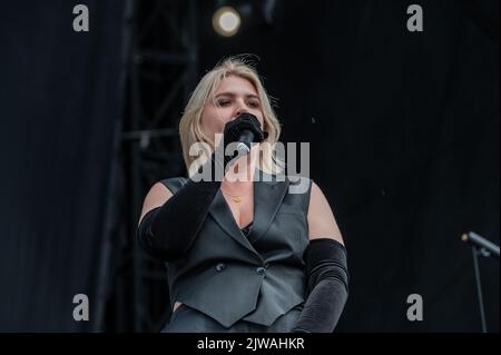 Bristol, Regno Unito. 4th Set, 2022. SELF ESTEEMPerform il giorno 2 al Forward Festival, Clifton Downs Park, Bristol 2022. Credit: Gary Stafford/Alamy Live News Foto Stock