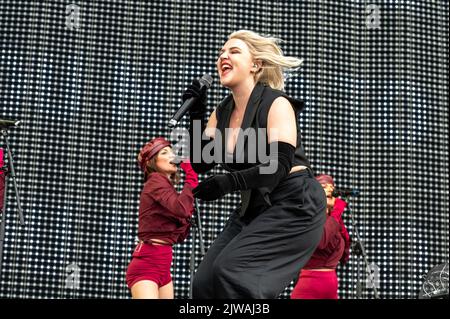 Bristol, Regno Unito. 4th Set, 2022. SELF ESTEEMPerform il giorno 2 al Forward Festival, Clifton Downs Park, Bristol 2022. Credit: Gary Stafford/Alamy Live News Foto Stock