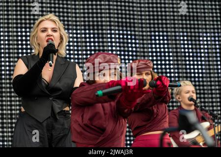 Bristol, Regno Unito. 4th Set, 2022. SELF ESTEEMPerform il giorno 2 al Forward Festival, Clifton Downs Park, Bristol 2022. Credit: Gary Stafford/Alamy Live News Foto Stock