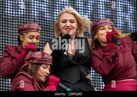 Bristol, Regno Unito. 4th Set, 2022. SELF ESTEEMPerform il giorno 2 al Forward Festival, Clifton Downs Park, Bristol 2022. Credit: Gary Stafford/Alamy Live News Foto Stock