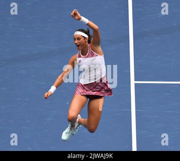 New York, GBR. 04th Set, 2022. New York Flushing Meadows US Open Day 7 04/09/2022 Caroline Garcia (fra) festeggia la sua vittoria al quarto round Credit: Roger Parker/Alamy Live News Foto Stock