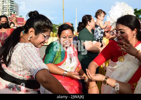 Bangkok, Thailandia. 04th Set, 2022. I devoti immergono Ganesha galleggiante nel fiume Chao Phraya, al Ponte di Bhumibol. Il festival di Ganesha celebra Lord Ganesh come il Dio dei nuovi inizi e la rimozione degli ostacoli così come il dio della saggezza e dell'intelligenza. (Foto di Teera Noisakran/Pacific Press) Credit: Pacific Press Media Production Corp./Alamy Live News Foto Stock