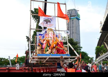 Bangkok, Thailandia. 04th Set, 2022. I devoti immergono Ganesha galleggiante nel fiume Chao Phraya, al Ponte di Bhumibol. Il festival di Ganesha celebra Lord Ganesh come il Dio dei nuovi inizi e la rimozione degli ostacoli così come il dio della saggezza e dell'intelligenza. (Foto di Teera Noisakran/Pacific Press) Credit: Pacific Press Media Production Corp./Alamy Live News Foto Stock