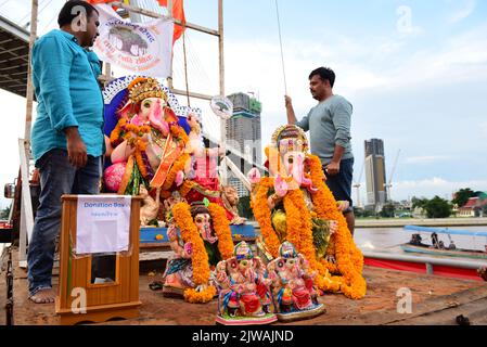 Bangkok, Thailandia. 04th Set, 2022. I devoti immergono Ganesha galleggiante nel fiume Chao Phraya, al Ponte di Bhumibol. Il festival di Ganesha celebra Lord Ganesh come il Dio dei nuovi inizi e la rimozione degli ostacoli così come il dio della saggezza e dell'intelligenza. (Foto di Teera Noisakran/Pacific Press) Credit: Pacific Press Media Production Corp./Alamy Live News Foto Stock