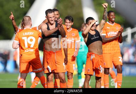 Huddersfield, Regno Unito. 4th Set, 2022. I giocatori di Blackpool festeggiano la loro vittoria dopo la partita del campionato Sky Bet al John Smith's Stadium, Huddersfield. Foto di credito dovrebbe essere: Lexy Ilsley / Sportimage di credito: Sportimage / Alamy Live News Foto Stock