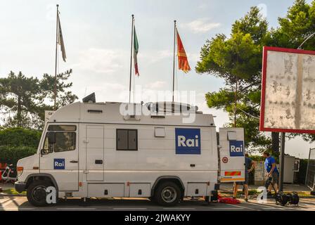 Il furgone della RAI ha parcheggiato davanti al Palazzo del Cinema durante la 79a Mostra Internazionale d'Arte cinematografica di Venezia, Lido di Venezia, Veneto, Italia Foto Stock